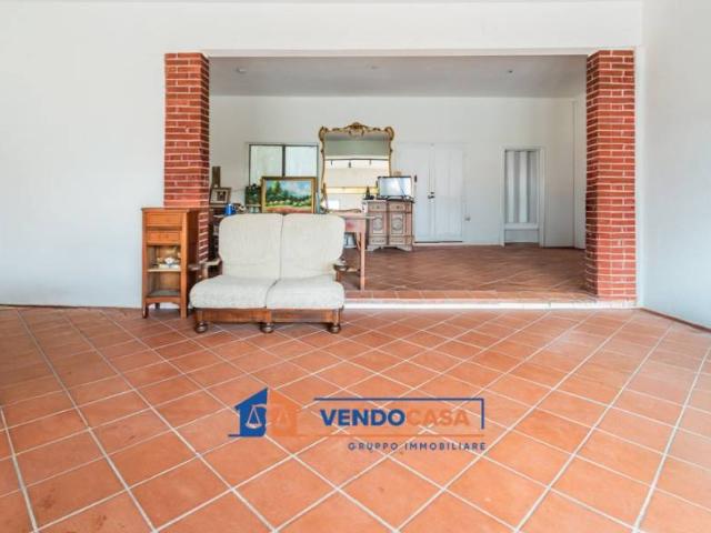 Locale Commerciale in vendita a Marina di Massa, Marina Di Massa