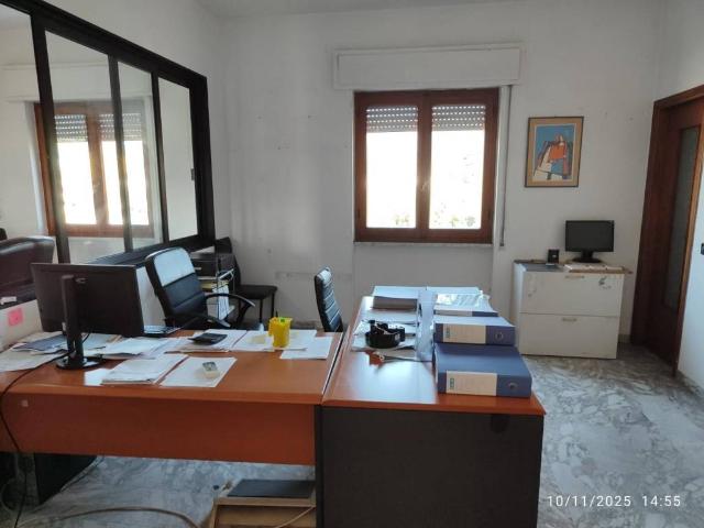 Locale Commerciale in vendita a Rinchiostra, Marina Di Massa