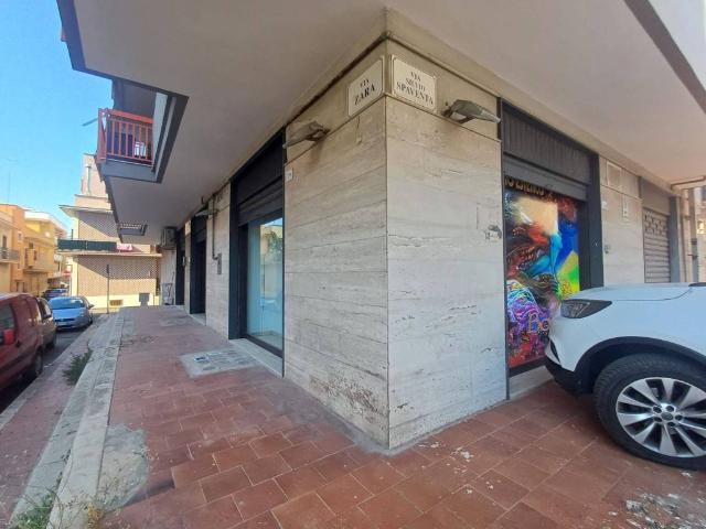 Locale Commerciale in vendita a Puglia, Taranto