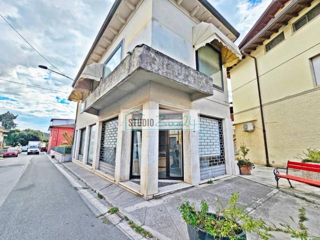 Locale Commerciale in vendita a Massarosa, Toscana