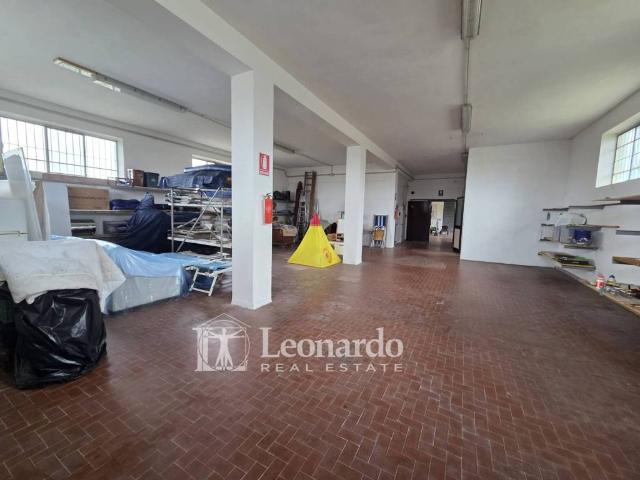 Locale Commerciale in vendita a Piano di Mommio, Massarosa