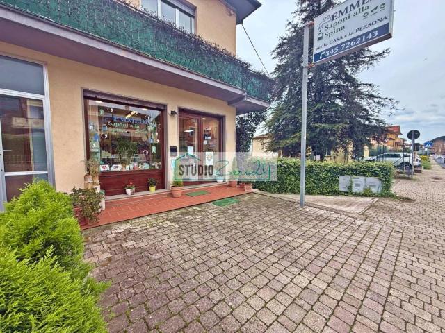 Locale Commerciale in vendita a Pian del Quercione, Massarosa