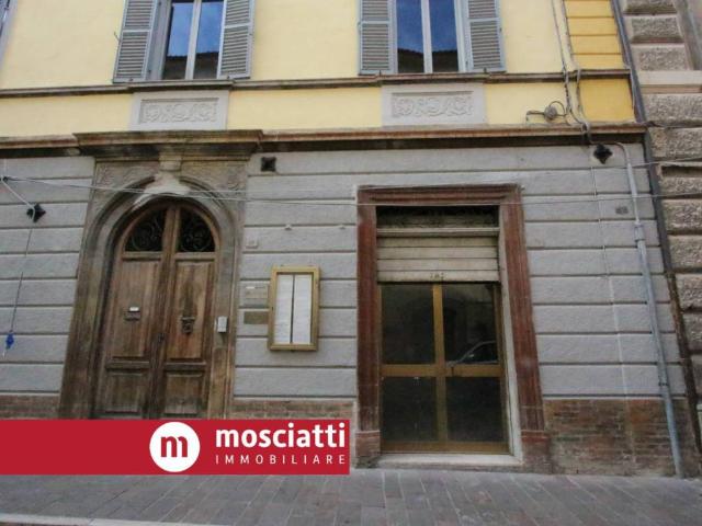Locale Commerciale in vendita a Marche, Macerata