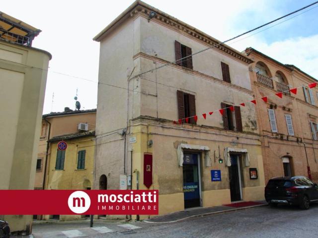 Locale Commerciale in vendita a Marche, Macerata
