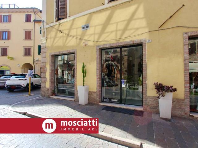 Locale Commerciale in vendita a Marche, Macerata