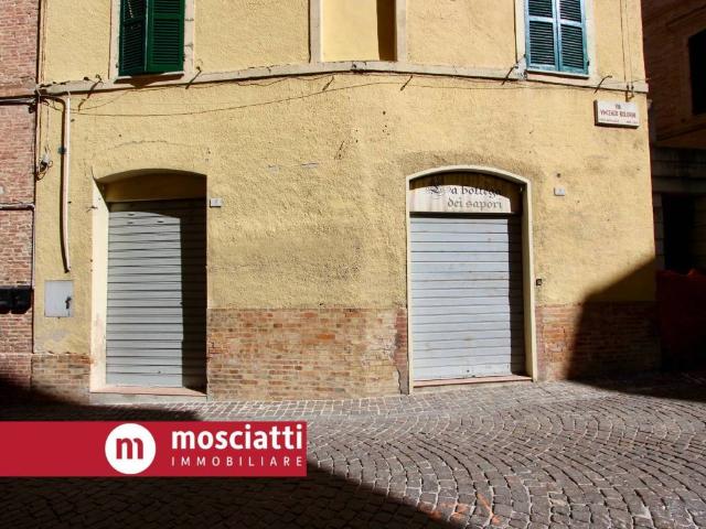 Locale Commerciale in vendita a Marche, Macerata