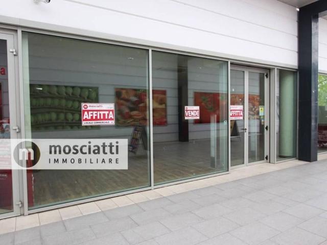 Locale Commerciale in vendita a Marche, Macerata