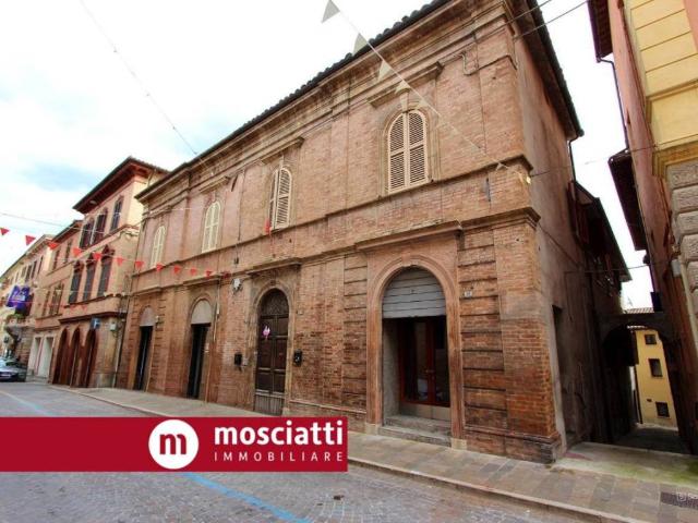 Locale Commerciale in vendita a Marche, Macerata