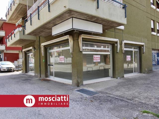 Locale Commerciale in vendita a Marche, Macerata