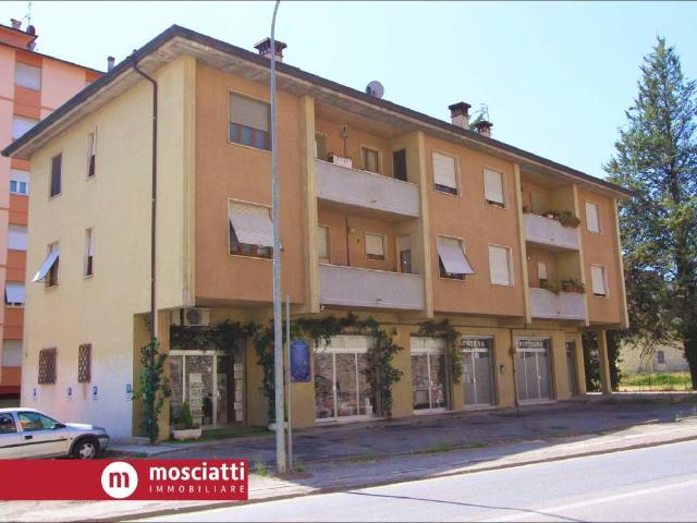 Locale Commerciale in vendita a Marche, Macerata