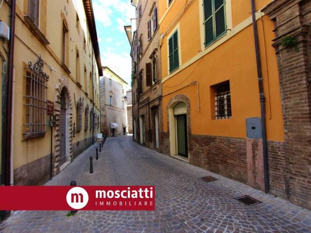 Locale Commerciale in vendita a Marche, Macerata