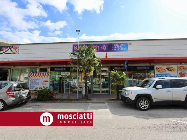 Locale Commerciale in vendita a Marche, Macerata