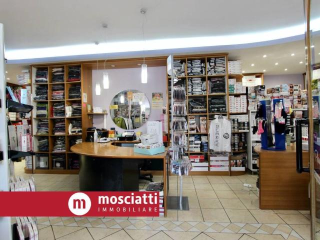 Locale Commerciale in vendita a Marche, Macerata