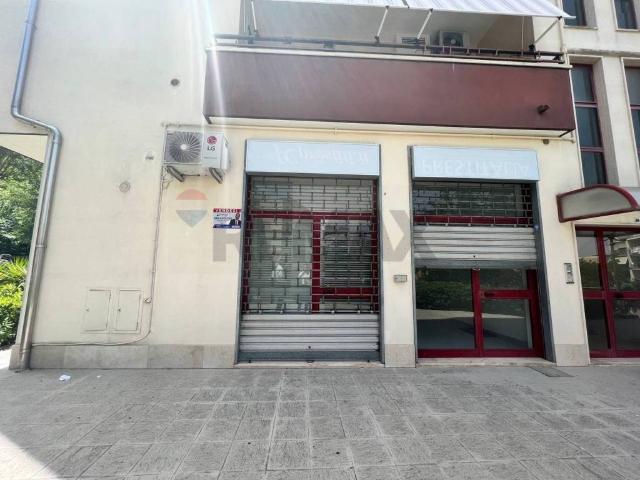 Locale Commerciale in vendita a Piazza Guglielmo Marconi Ex Mercato Ortofrutticolo, Matera