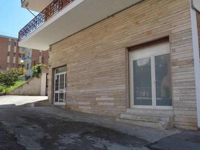 Locale Commerciale in vendita a Piazza Guglielmo Marconi Ex Mercato Ortofrutticolo, Matera