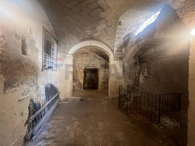 Locale Commerciale in vendita a Centro Storico, Matera