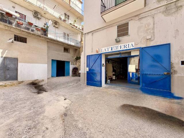 Locale Commerciale in vendita a Cappuccini, Matera