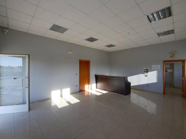 Locale Commerciale in vendita a Z.I. La Martella, Matera