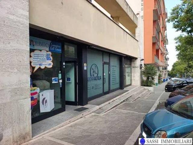 Locale Commerciale in vendita a Piazza Guglielmo Marconi Ex Mercato Ortofrutticolo, Matera