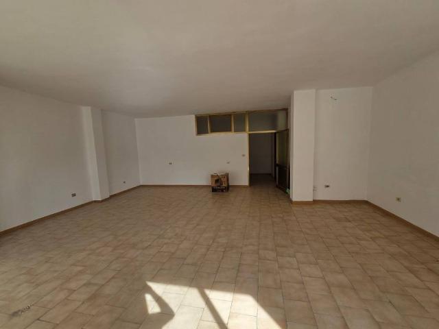 Locale Commerciale in vendita a Puglia, Lecce