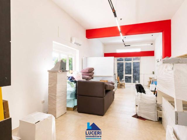 Locale Commerciale in vendita a Puglia, Lecce