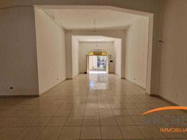 Locale Commerciale in vendita a Puglia, Lecce
