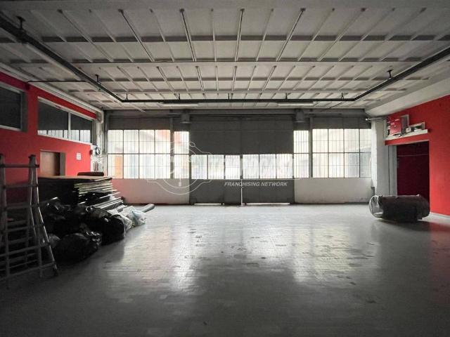 Locale Commerciale in vendita a Meda, Monza e della Brianza