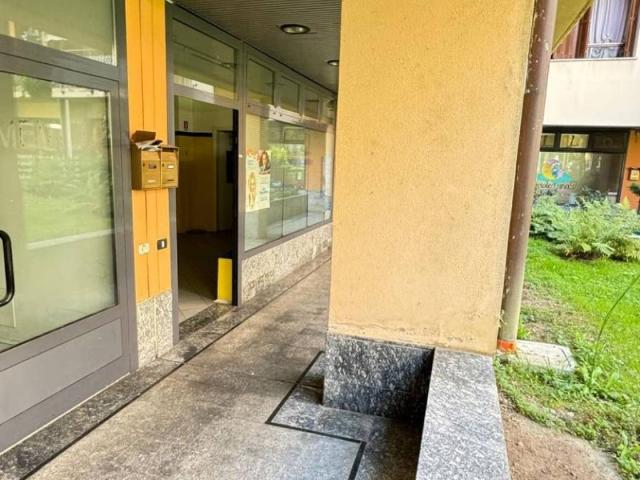 Locale Commerciale in vendita a Meda, Monza e della Brianza