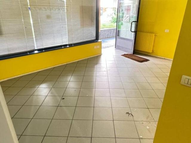 Locale Commerciale in vendita a Meda, Monza e della Brianza