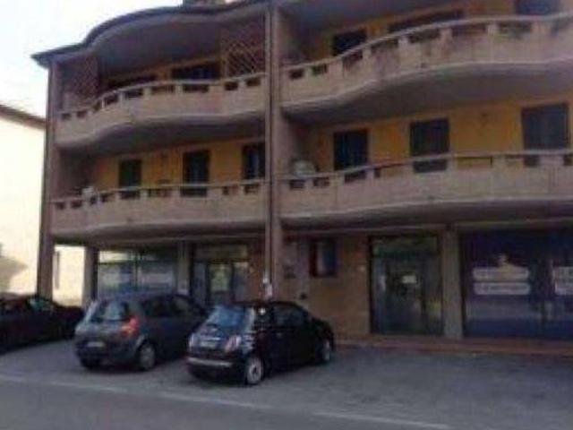 Locale Commerciale in vendita a Medesano, Felegara