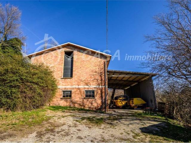Locale Commerciale in vendita a Medesano, Varano Dei Marchesi