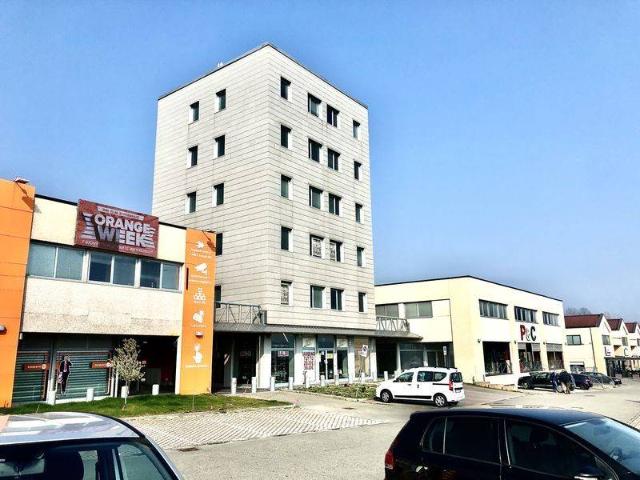 Locale Commerciale in vendita a Medesano, La Carnevala