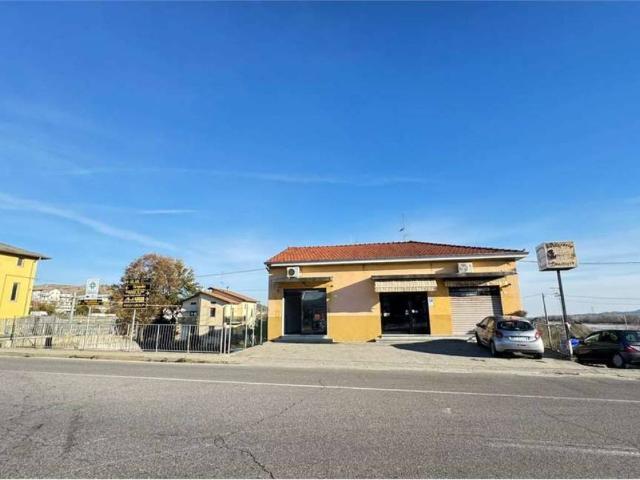 Locale Commerciale in vendita a Medesano, Ramiola