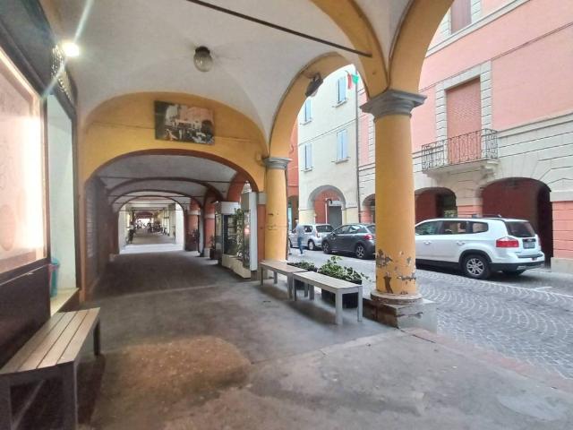Locale Commerciale in vendita a Nuovo Circondario Imolese, Medicina