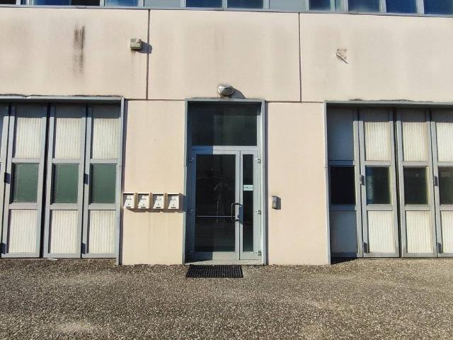 Locale Commerciale in vendita a Nuovo Circondario Imolese, Medicina