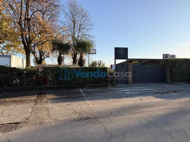 Locale Commerciale in vendita a Mediglia, Lombardia