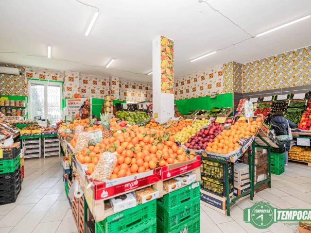 Locale Commerciale in vendita a Melegnano, Lombardia