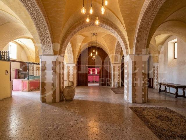 Locale Commerciale in vendita a Puglia, Lecce