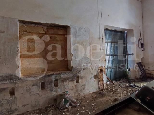 Locale Commerciale in vendita a Puglia, Lecce
