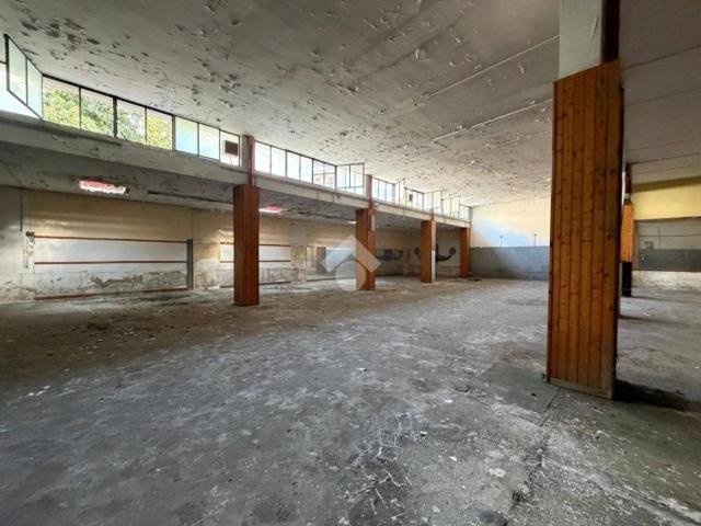 Locale Commerciale in vendita a Rione 219, Melito Di Napoli