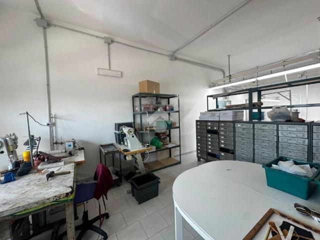 Locale Commerciale in vendita a Rione 219, Melito Di Napoli