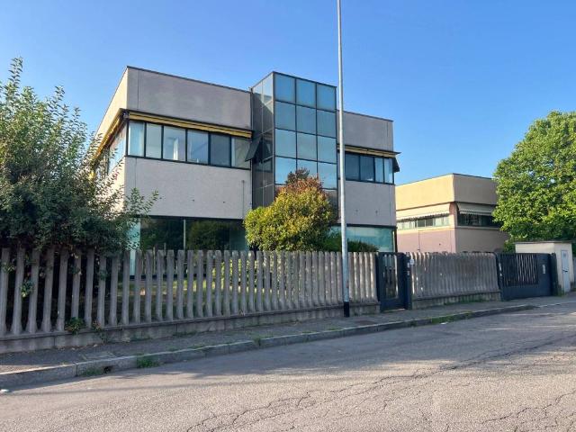 Locale Commerciale in vendita a Melzo, Lombardia