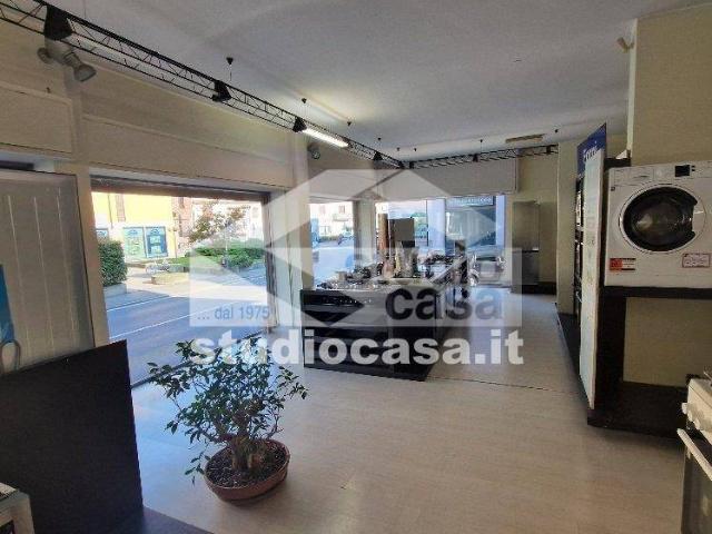 Locale Commerciale in vendita a Melzo, Lombardia