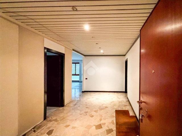 Locale Commerciale in vendita a Novate Brianza, Merate