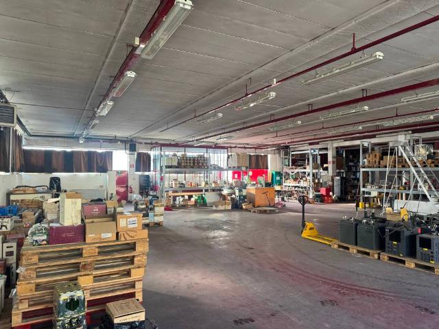 Locale Commerciale in vendita a Novate Brianza, Merate