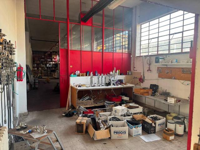 Locale Commerciale in vendita a Novate Brianza, Merate