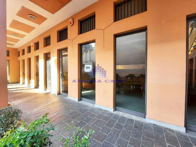 Locale Commerciale in vendita a Novate Brianza, Merate