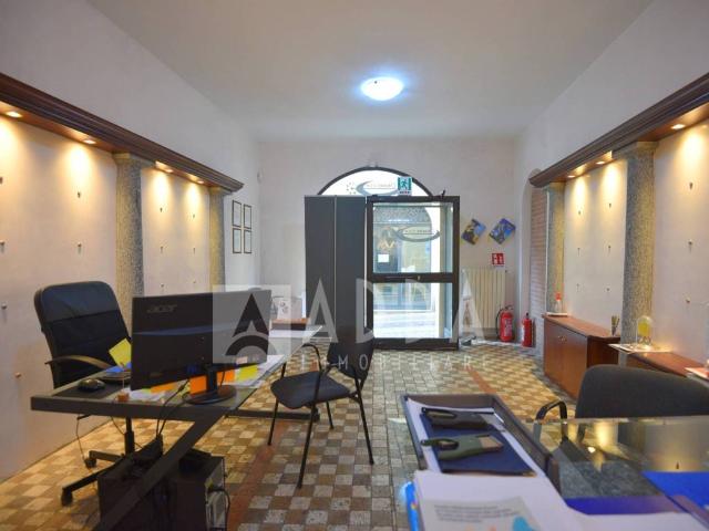 Locale Commerciale in vendita a Novate Brianza, Merate