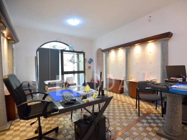Locale Commerciale in vendita a Novate Brianza, Merate