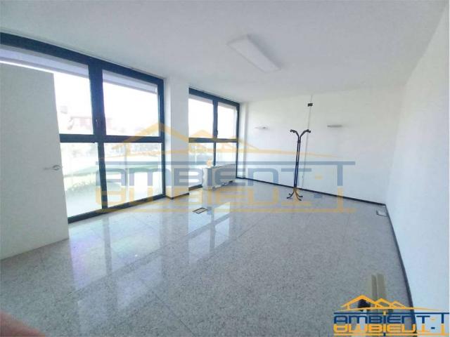 Locale Commerciale in vendita a Novate Brianza, Merate
